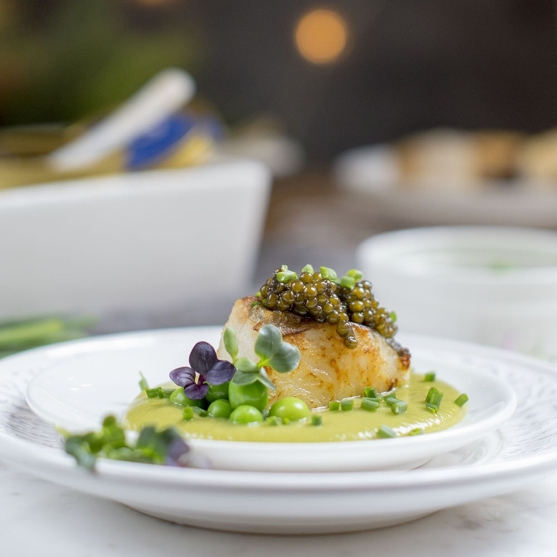 merluza-caviar-crema-guisantes